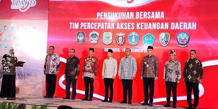 Gubernur Jawa Timur Khofifah Indar Parawansa mengukuhkan 8 Tim TPAKD tingkat kabupaten/kota. Foto: DEVI FITRI AFRIYANTI/ BANGSAONLINE.com