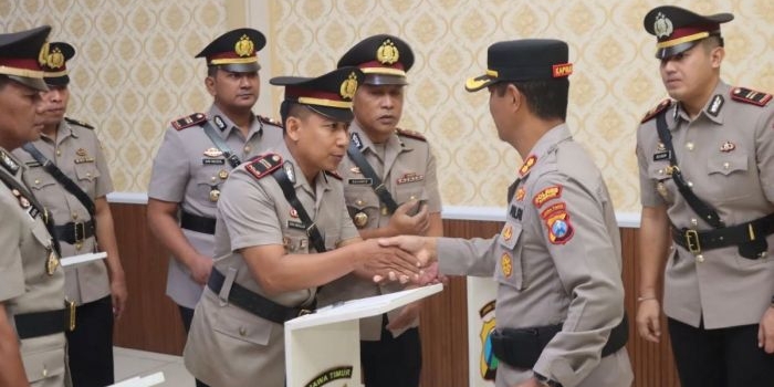 Kapolres Sampang AKBP Hartono memberikan selamat kepada para Kapolsek yang baru dilantik