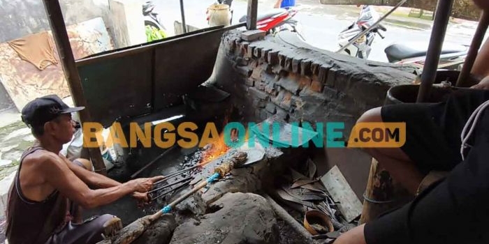 margiono-pande-besi-yang-setia-menjaga-tradisi-di-kediri