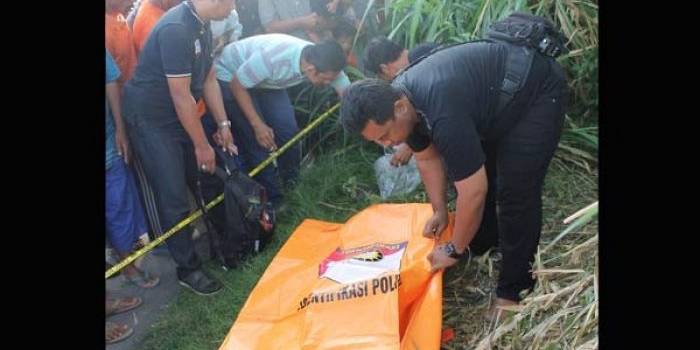Mayat Pria diduga korban pembunuhan, bernama Andre Zulkarnain saat dievakuasi di lokasi ditemukan. foto: hadi prayitno/ BANGSAONLINE