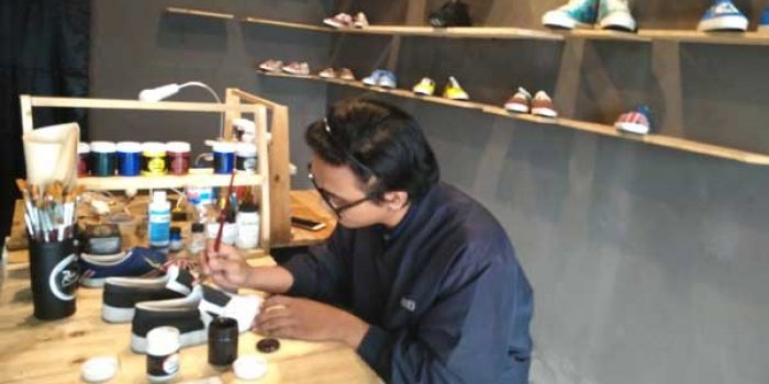 Ribut Purnomo saat menyelesaikan pesanan. foto: m 