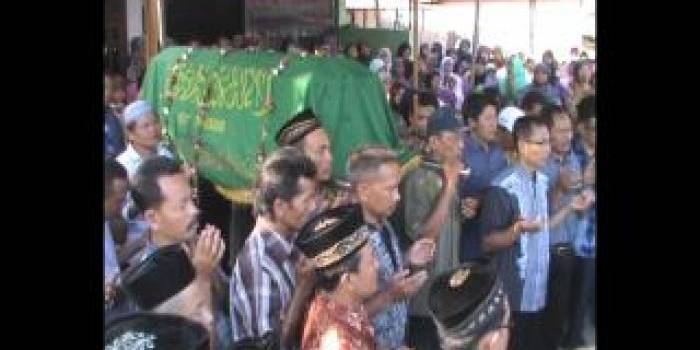 ?Jenazah Liya ketika sampai di rumah duka. foto:nanang/BANGSAONLINE