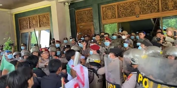 demo-reset-bangkalan-ricuh-massa-aksi-disemprot-water-cannon