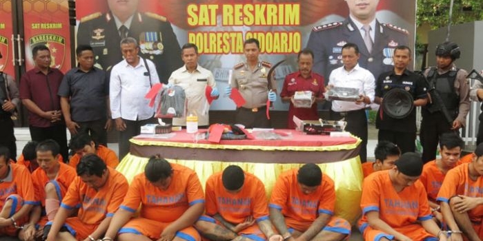 Para tersangka kasus kejahatan yang berhasil ditangkap Polresta Sidoarjo selama kurun waktu 1 Desember - 15 Januari 2019.