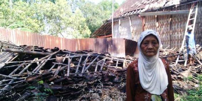 SEDIH: Mbah Gemi, tampak sedih setelah rumahnya roboh diterjang angin puting beliung. foto: eky nurhadi/ BANGSAONLINE