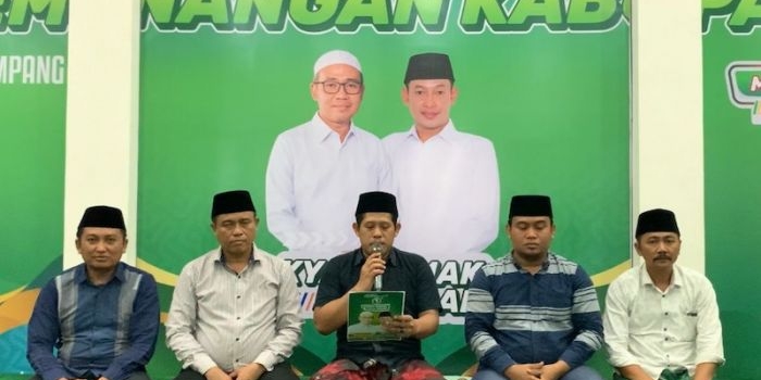 Ketua dan tim pemenangan Paslon Kiyai Mamak-Mas Ab saat menyampaikan sikap tentang insiden berdarah