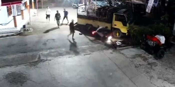 terekam-cctv-motor-pelajar-tabrak-truk-pengangkut-sapi-kurban-di-ponorogo