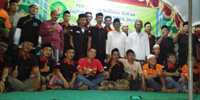 Para anggota klub saat menyantuni yatim dan lansia. foto: ahmad/ BANGSAONLINE