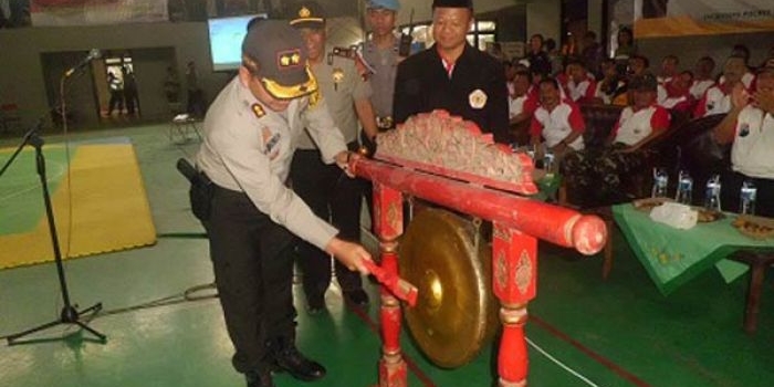 Kapolres Mojokerto saat membuka turnamen dengan melakukan pemukulan gong. foto: SOFFAN SOFFA/ BANGSAONLINE