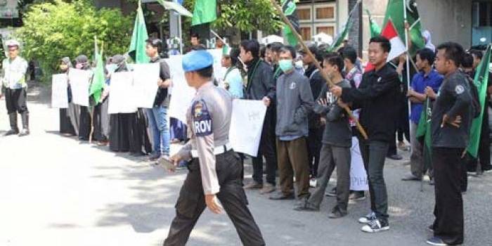 Massa HMI saat melakukan aksi demo di depan Polres Ponorogo. foto: BANGSAONLINE