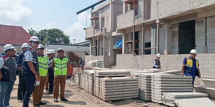 Bupati Jombang ketika meninjau proyek pembangunan sekolah rakyat.