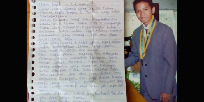 Eri Indra Kausar dan surat yang ditinggalkan untuk keluarganya sebelum menghilang. foto: devi fitri/ BANGSAONLINE