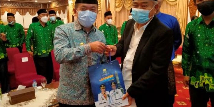 Gubernur Jambi Al Haris memberikan cenderamata kepada Prof Dr KH Asep Saifuddin Chalim, MA, dan rombongan seusai acara pelantikan PW Pergunu Jambi di Rumah Dinas di Jalan Raden Pamuk, Beringin, Kecamatan Jambi Tim, Kota Jambi, Rabu (12/1/2022) malam. Foto: MMA/ BANGSAONLINE.com.