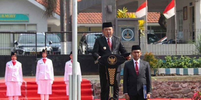 Bupati Jember, Hendy Siswanto, saat membaca sambutan ketika upacara dalam rangka memperingati Hari Pahlawan tahun ini.