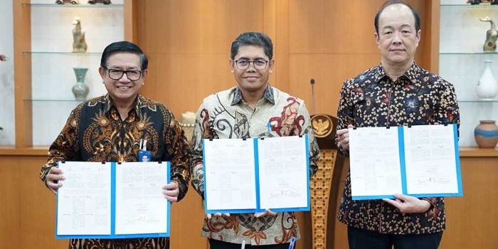 Direktur Utama Petrokimia Gresik, Dwi Satriyo Annurogo (kiri) saat melakukan penandatanganan penggunaan teknologi CCU. Foto: ist.