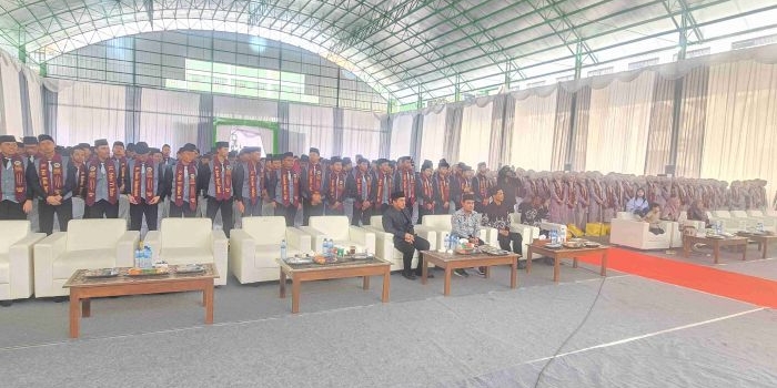 Para santri Madrasah Bertaraf Internasional (MBI) Pondok Pesantren Amanatul Ummah yang diwisuda dalam acara Haflah Akhirussanah ke-18 di Student Centre Pondok Pesantren Amanatul Ummah Pacet Mojokerto Jawa Timur, Sabtu (13/6/2026). Foto: M Mas
