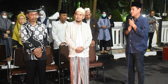 Wali Kota Kediri Abdullah Abu Bakar (kanan) saat memberangkatkan calon jamaah haji. foto: ist.