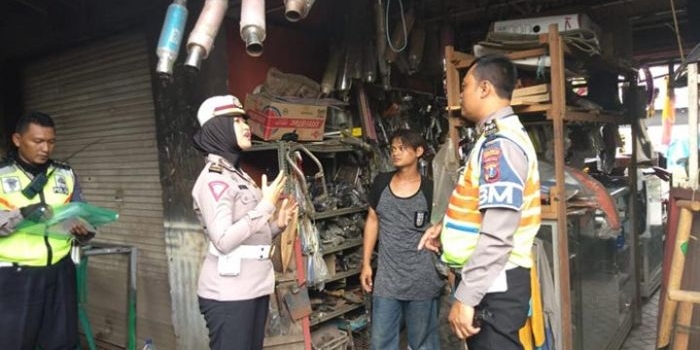 Kanit Dikyasa Satlantas Polresta Sidoarjo Ipda Neneng saat memimpin razia knalpot di Pasar Larangan Sidoarjo.