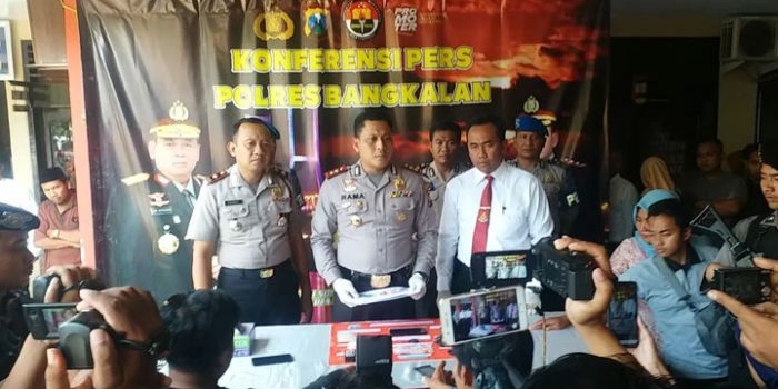 Kapolres Bangkalan Rama S. Putra didampingi Wakapolres Kompol Hendy Kurniawan AKP Sukrisno serta Kasubbag Humas Iptu Suyitno saat press rilis terkait pengedar narkoba anak dan bapak di Galis Bangkalan.