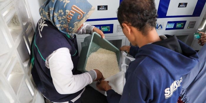 atasi-kemiskinan-ekstrem-dinsos-kota-kediri-luncurkan-atm-beras-mapan