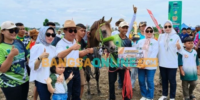 H. Sentot Djamaluddin bersama kudanya yang berhasil meraih Juara 1. Foto: Muji Harjita/BANGSAONLINE