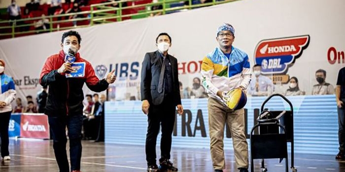 Gubernur Jawa Barat Ridwan Kamil saat mengikuti three point challenge. Ia berhasil memasukkan bola dari luar garis three point. Ia tampak didampingi Azrul Ananda. foto: ist/ bangsaonline.com.