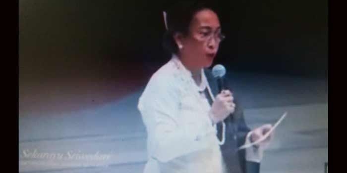 Sukmawati Soekarnoputri saat membacakan puisi ciptaannya berjudul "Ibu Indonesia". foto: youtube 