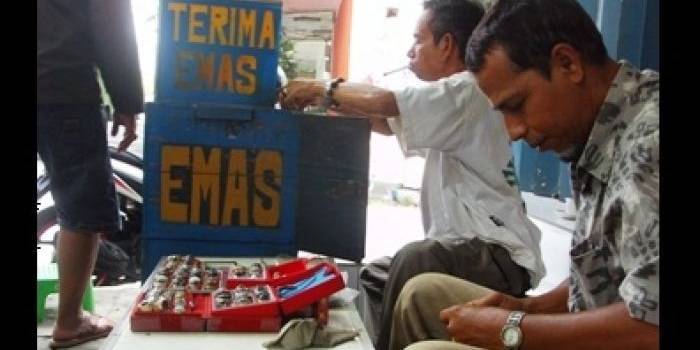 Penjual akik di Pasar Wage Tulungagung. Foto: fery/BANGSAONLINE