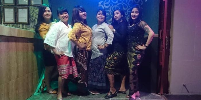 Para LC Yayang Karaoke dengan kebayanya siap menyambut dan melayani para tamu.