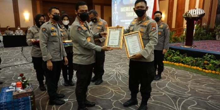 Kabid Humas Polda Jatim Kombes Pol Gatot Repli Handoko  ketika menerima 2 penghargaan atas partisipasinya secara aktif dalam "Top Influencer Cipta Tranding Topik Protokol Kesehatan" dan "Amplifikasi Terbanyak Peringkat I Semester I Tahun 2021".
