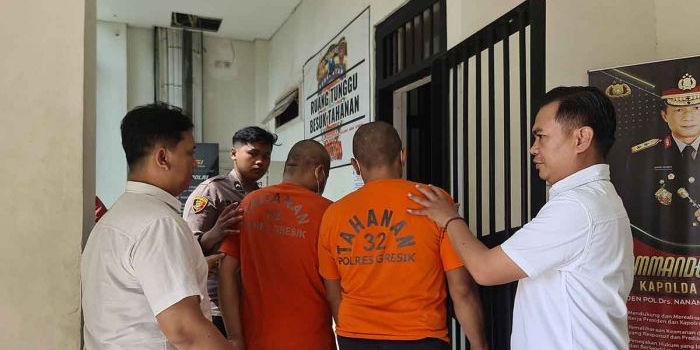 Kedua pelaku saat dimasukkan ke dalam ruang tahanan di Mapolres Gresik. Foto: Ist
