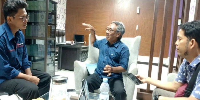 Sekretaris DPRD Lamongan, Pujo Broto Iriawan Putra (tengah)