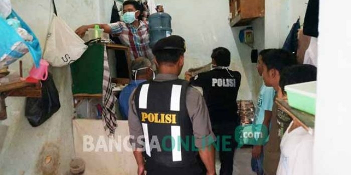 Petugas saat menyisir satu per satu ruang tahanan. foto: ROMZA/ BANGSAONLINE