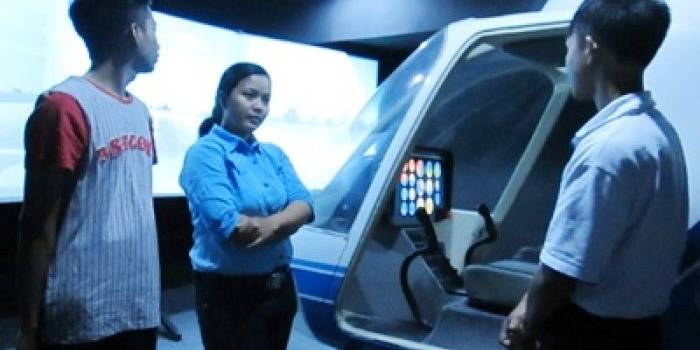 ?Siapapun Bisa mencoba sensasi menjadi pilot selama 15-30 menit di simulator penerbangan ini. foto : nisa/HARIANBANGSA