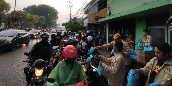 Anggota PWI Sidoarjo saat membagikan takjil ke masyarakat. Foto: Ist
