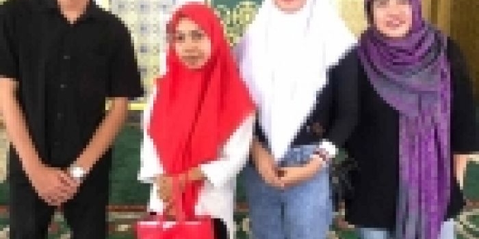 Clara Claudia (nomor dua dari kiri, berjilbab merah) didampingi calon suami dan dua kerabatnya usai ikrar dua kalimat syahadat di Masjid Al Akbar Surabaya, Jumat (1/9/2023). Foto Mohammad Sulthon Negara/bangsaonline