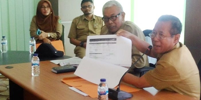 Sekda Pemkot Pasuruan atas nama Inspektorat saat rilis dugaan korupsi pengadaan lahan Kantor Kecamatan Panggurejo. Foto: A FUAD/ BANGSAONLINE