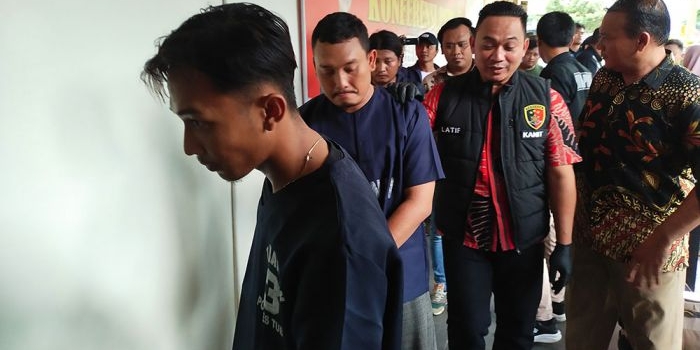 Ketiga pelaku saat digelandang menuju tahanan untuk mempertanggungjawabkan perbuatannya.
