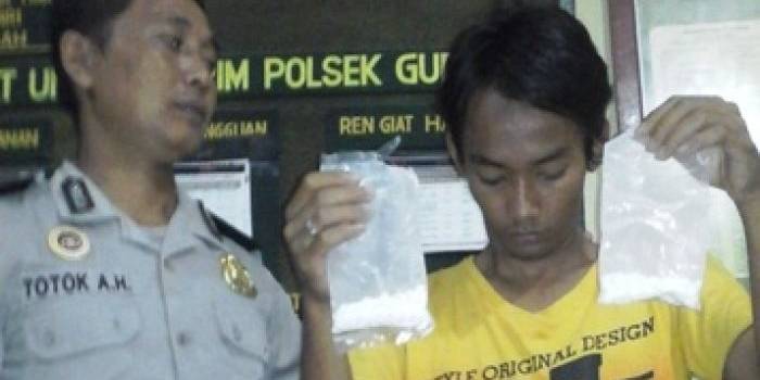 Pelaku bersama barang bukti saat diamankan di Mapolsek Gurah. (dendi martoni/BANGSAONLINE)