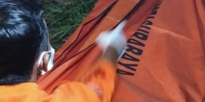 Petugas saat mengevakuasi kerangka manusia yang ditemukan di semak-semak kawasan Jl. Sememi