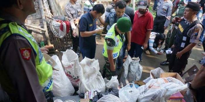 Petugas menembukan bahan dan ratusan petasan siap jual dari bunker tradisional salah satu TO. foto-roto: RONY S/ BANGSAONLINE