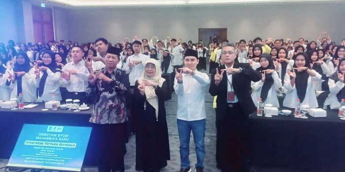 Gus Barra foto bersama Direktur Universitas Terbuka Surabaya dan para mahasiswa baru UT.