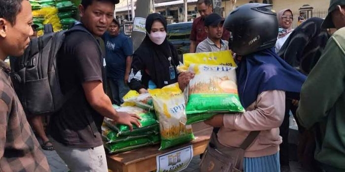 jaga-stabilitas-harga-pangan-pemkot-kediri-gandeng-bulog-salurkan-5-ton-beras-sphp-melalui-gpm