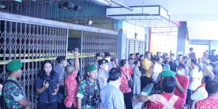 Para pedagang pasar legi kota Blitar berebut masuk lokasi kebakaran, Kamis (14/7). foto: TRI SUSANTO/ BANGSAONLINE