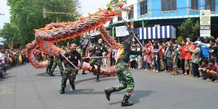 Tim naga barong dari batalyon Arhanudse 15 Kodam IV/ Diponegoro TNI Angkatan Darat saat unjuk gigi. (foto: suwandi/BANGSAONLINE)