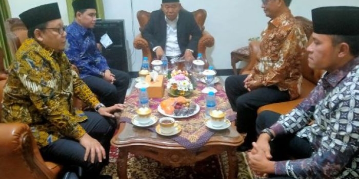 Menko Polhukam Mahfud MD, Prof Dr KH Asep Saifuddin Chalim, MA, Dr KH Muhammad Al Bara (Gus Bara), Letjen Teguh dan Imam Marsudi, M.Si. Foto: mma/bangsaonline.com