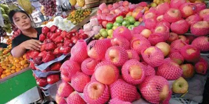 Salah satu pedagang buah di pasar sayur yang menolak direlokasi.