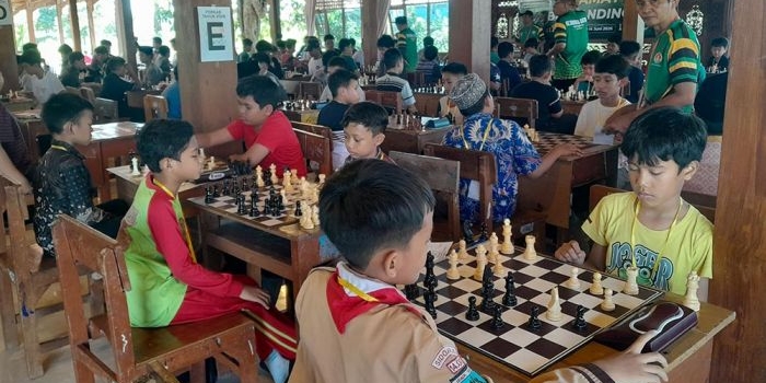 Atlet catur saat bertanding di Porkab Sidoarjo 2026, Sabtu (13/6/2026). Foto: MUSTAIN/ BANGSAONLINE