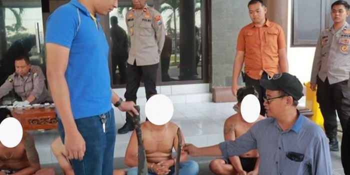 membawa-sajam-dan-miras-polisi-amankan-10-massa-aksi-demo-truk-odol-di-blitar