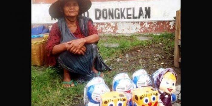 Mbah Ginah memajang barang daganganya di pinggir jalan. Hal itu dilakukan saban hari. foto: brilio